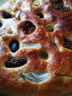 صورة لوصفة خبز البيدا و خبز الفوكاشيا focaccia