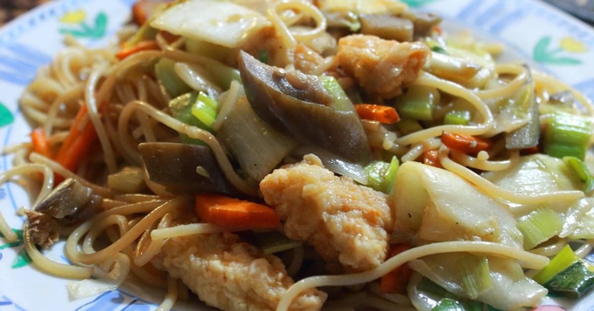 Auténticos Fideos Chinos Fritos (Chow mein) Receta de Kwan - Cookpad