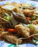 Chow mein de pollo empanizado