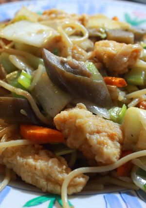 Una foto de Chow mein de pollo empanizado