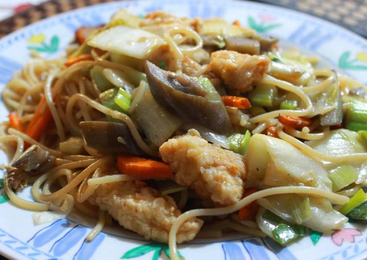 Chow mein de pollo empanizado