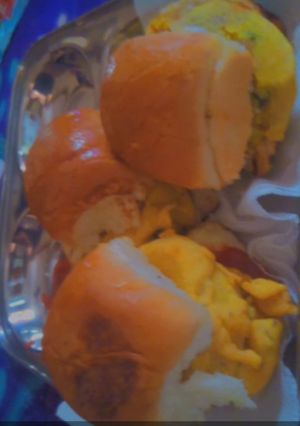 बड़ा पाव (vada pav recipe In Hindi) रेसिपी मुख्य फोटो