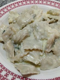 Una foto de Ravioles de pollo y verdura en salsa cuatro quesos de Bigote Cocina