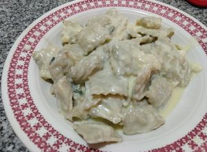 Una foto de Ravioles de pollo y verdura en salsa cuatro quesos de Bigote Cocina