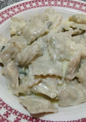 Una foto de Ravioles de pollo y verdura en salsa cuatro quesos de Bigote Cocina