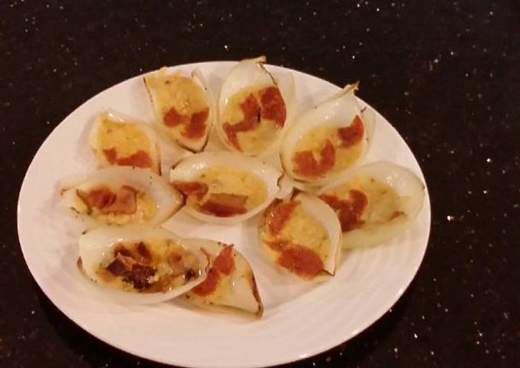 Pan Roasted Cheese Filled Onion Petals with Bacon a6nd Pepperoni Pan Roasted Cheese Filled Onion Petals with Bacon a6nd Pepperoni
