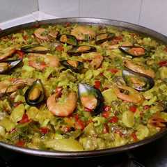 Una foto de Paella mixta de marisco y pollo