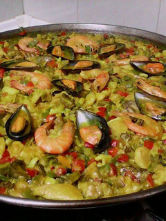 Una foto de Paella mixta de marisco y pollo