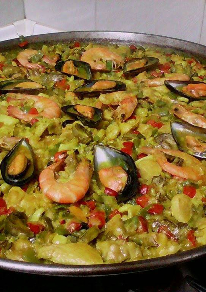 Una foto de Paella mixta de marisco y pollo