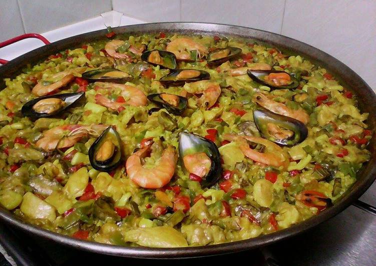 Paella mixta de marisco y pollo