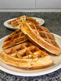 Una foto de Waffles salados, rellenos de jamón y queso