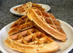 Una foto de Waffles salados, rellenos de jamón y queso