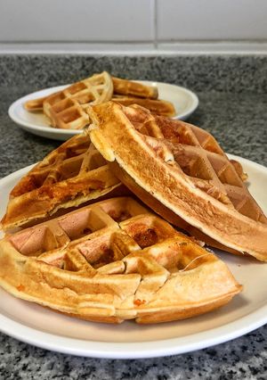 Una foto de Waffles salados, rellenos de jamón y queso