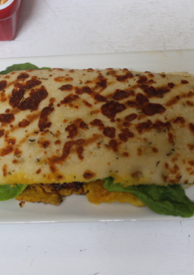 Una foto de Focaccia con pechuga de pollo