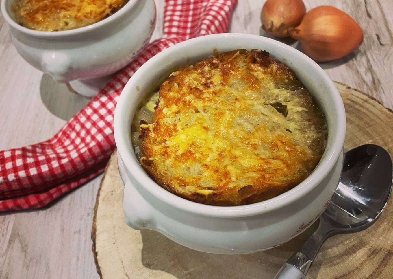 Soupe à l’oignon gratinée