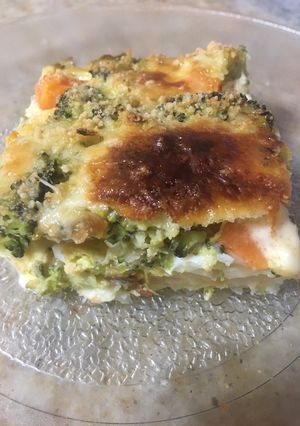 Una foto de Tortilla de brócoli con base de papas, queso y huevo