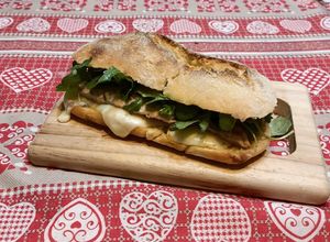 Foto di Panino primo sale siciliano bianco, filetti di sgombro e rucola