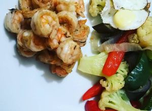 Una foto de Langostinos con mix de verduras salteadas