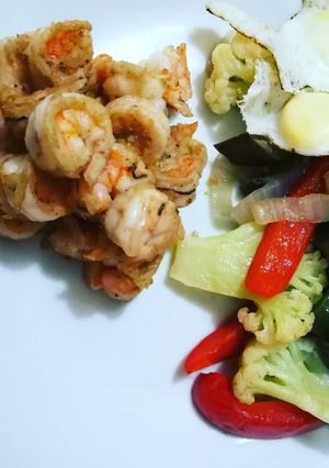 Una foto de Langostinos con mix de verduras salteadas
