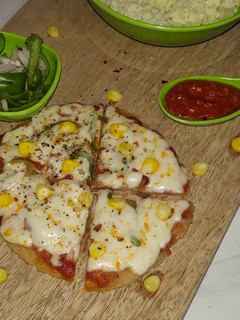 વેજ પીઝા (veg pizza in recipe gujarati) રેસીપી મુખ્ય ફોટો