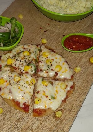 વેજ પીઝા (veg pizza in recipe gujarati) રેસીપી મુખ્ય ફોટો