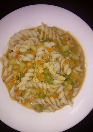 Una foto de Guiso de fideos con pollo 🍗