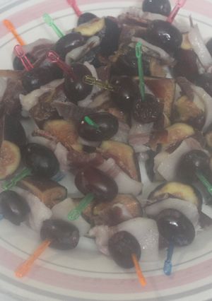 Una foto de Pinchos de higos, jamón, tocino y uvas rojas