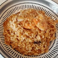 A picture of Brothy rice with prawns and squid.