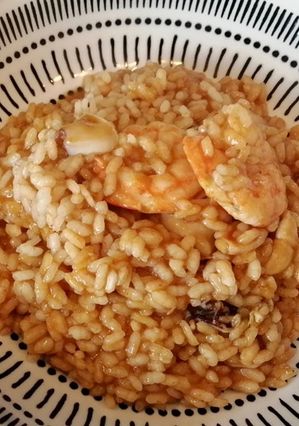 A picture of Brothy rice with prawns and squid.