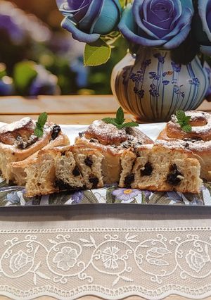 Mascarpone krémmel töltött aszalt szilvás kelt csigák recept fotója