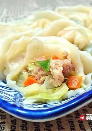 A picture of Pork Dumplings with Cabbage and Garlic Chives (with Video).