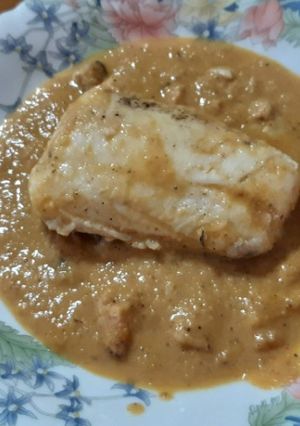 Una foto de Pescadilla en salsa con pulpo y pota