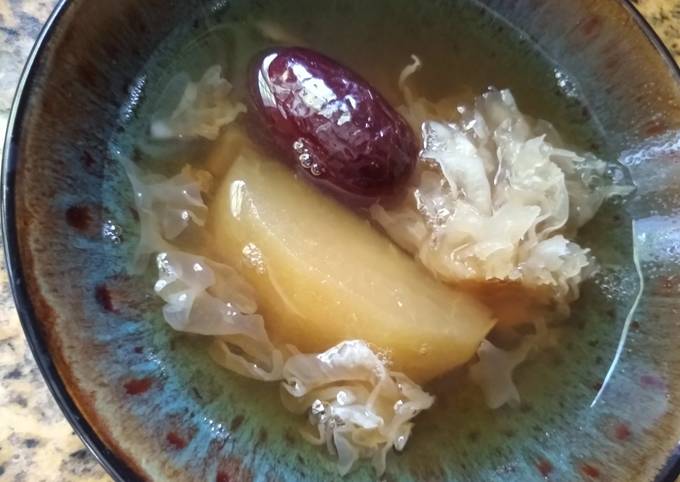 Recipe of Speedy Sweet Apple &amp; Snow Fungus Soup