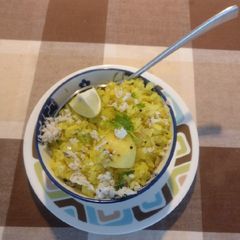 A picture of Mumbai style batate pohe.