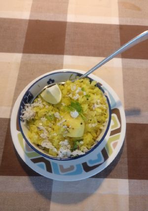 A picture of Mumbai style batate pohe.
