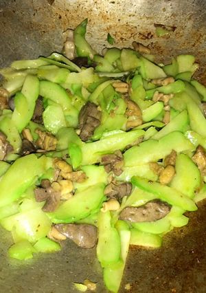 Hình của món Su su xào lòng gà.