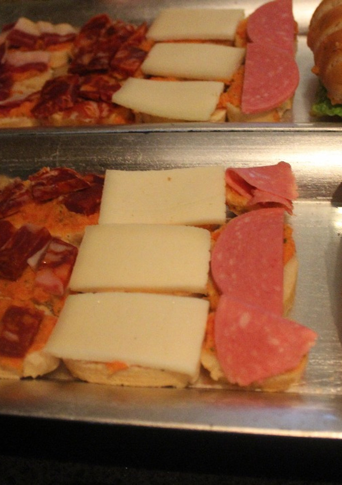 Una foto de Cenando embutido