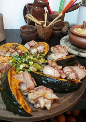Una foto de Lomo de cerdo con zapallo y puré de manzana