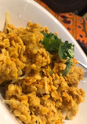 Una foto de Dahaal con curry y Limón