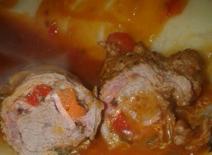 Una foto de Niños envueltos (de carne) con puré de papas :