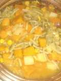 Sopa de fideos y vegetales