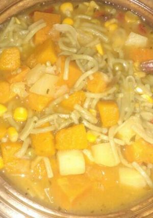 Una foto de Sopa de fideos y vegetales