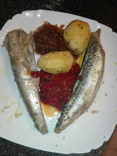 Una foto de Caballas y pimiento confitados cebolla confitada en la olla GM g