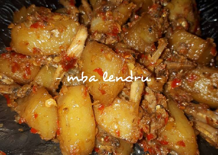Cara Membuat Balado Kentang Teri yang Renyah