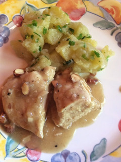 Una foto de Pollo al limón con papas salteadas