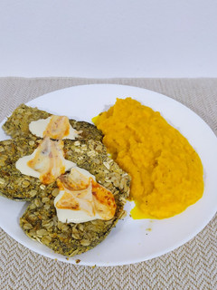 Una foto de Milanesas de berenjena con puré de zanahoria