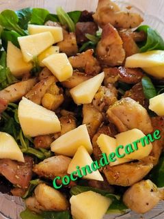 Una foto de Ensalada de canónigos, manzana, frutos secos y pollo con mostaza y miel 😋