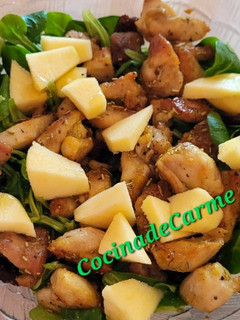 Una foto de Ensalada de canónigos, manzana, frutos secos y pollo con mostaza y miel 😋