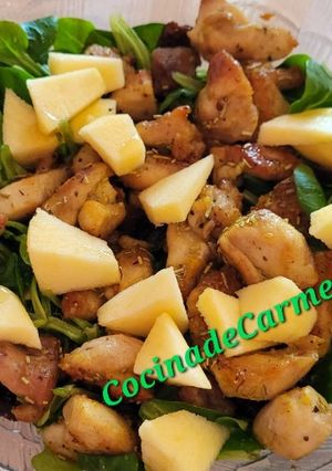 Una foto de Ensalada de canónigos, manzana, frutos secos y pollo con mostaza y miel 😋