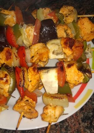 Una foto de Brochetas de pollo al limón con vegetales 🍗🍋🍆🍅🌶️🌰🍢